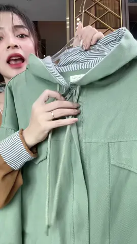 Áo khoác kaki phối sọc – thiết kế hiện đại, có đủ size cho c.e nha #aokhoac #aokhoacnu #aochongnang #xuhuong #thoitrang 