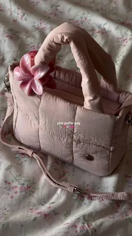 this puffer bag as your hand bag or crossbody bag 🎀💫 #bag #pufferbag #handbag #crossbodybag #fyp 