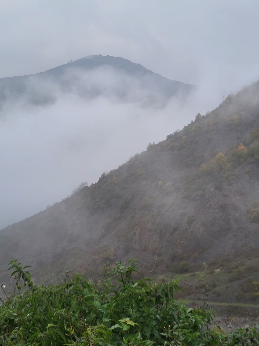 Möhtəşəm gözəlliklərdən -dağ və duman🏔🌫🤎 #azerbaijan🇦🇿 #qax #poeziya #sevimli 