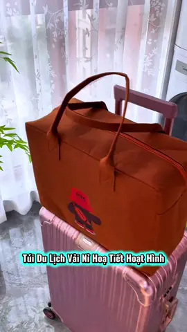 Tôi luôn mang theo chiếc túi du lịch hoạt hình dễ thương này mỗi khi ra ngoài. Nó không chỉ đẹp mà còn vô cùng tiện dụng. Đây là một chiếc túi nỉ lớn, có thể đựng được rất nhiều thứ, như quần áo, đồ chơi, đồ ăn vặt, v.v. Nó rất nhẹ và dễ dàng mang theo mọi lúc mọi nơi!! #tuixach #tuidulich #tuivaini #thietthuc #jizonguyen 