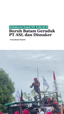 Ribuan buruh di Batam bersiap turun ke jalan selama tiga hari mulai Rabu, 22 Oktober 2025. Aksi besar-besaran ini digelar menyusul kecelakaan kerja di galangan kapal PT ASL Shipyard Indonesia, Tanjung Uncang, yang menewaskan 13 pekerja. Koalisi Rakyat Batam menyebut insiden itu sebagai bukti lemahnya perlindungan tenaga kerja di industri strategis. “Peristiwa itu kegagalan sistemik dalam pelaksanaan keselamatan dan kesehatan kerja,” kata Ketua FSPMI Batam, Yafet Ramon, Rabu, 22 Oktober 2025. Menurutnya, perusahaan harus bertanggung jawab atas nyawa pekerja yang hilang. “Perusahaan tak bisa maju kalau buruhnya tidak diperlakukan dengan baik,” ujarnya. Selengkapnya baca @gokepri.com