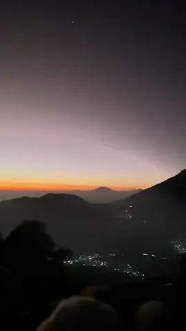 Golden sunrise  #goldensunrise #sikunir #bukitsikunir #dieng #diengwonosobo 