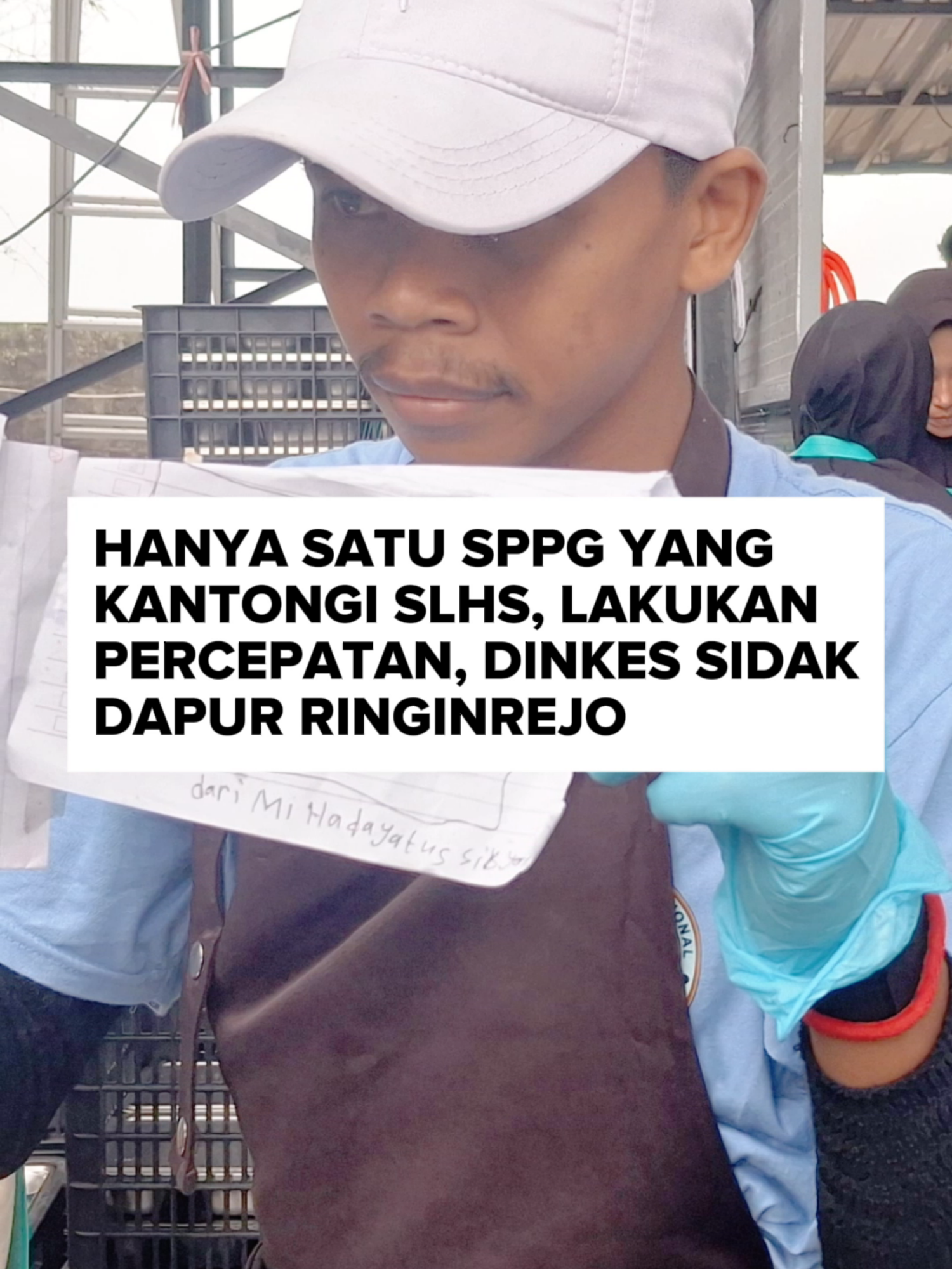Dinas Kesehatan (Dinkes) Kabupaten Kediri harus mengebut pemenuhan persyaratan untuk sertifikat laik higiene sanitasi (SLHS) dapur makan bergizi gratis (MBG) di Bumi Panjalu. Pasalnya, dari sekitar 40 dapur atau satuan pelayanan pemenuhan gizi (SPPG), baru satu yang sudah mengantongi sertikat laik higiene sanitasi. Sekretaris Satgas SPPG Kabupaten Kediri Nurul Puspa mengatakan, satu SPPG yang sudah mengantongi SLHS adalah SPPG di Kayenkidul. Adapun puluhan lainnya belum memegang sertifikat tersebut. Menurutnya proses sertifikasi relatif cepat. Dia menargetkan akhir Oktober ini seluruh SPPG sudah mempunyai SLHS.  . . Editor Video: Ahmad Zumrotul M. Penulis Naskah: Shinta Nurma Ababil/JPRK . . #fyp #kediri24jam #viral #jawaposgroup #radarkediri #sppg #mbg #slhs