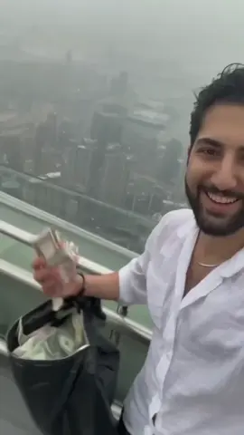 Sultan Dunia menabur uang Di Puncak Burj Khalifa  Apakah kalian pernah memimpikan hujan duit? Kun Fayakun. . Jika Allah berkehendak tidak ada yang tidak mungkin! #dubai #arabsaudi #saudiarabia #pengikut #pengikuttiktok 