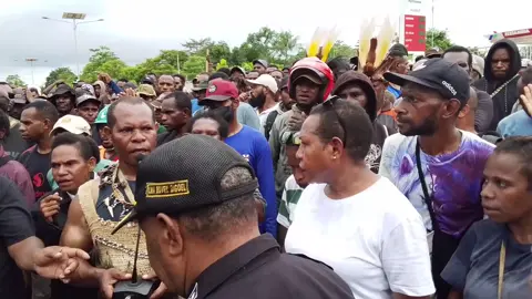 ASPIRASI MASYARAKAT ADAT PAPUA,dimana burung cendrawasih di BAKAR oleh parah oknum2 TNI/POLRI dan ASN Di kota Jayapura (PAPUA)  sehingga pada hari Rabu 22 Oktober masyarakat adat  bersatu melakukan aksi damai agar para oknum yang terlibat dalam hal tersebut dapat di pecat secara TIDAK HORMAT. cendrawasih adalah perempuan Papua dan perempuan Papua adalah cendrawasih, cendrawasih melambangkan jati diri orang Papua ✊🏾✊🏾✊🏾✊🏾