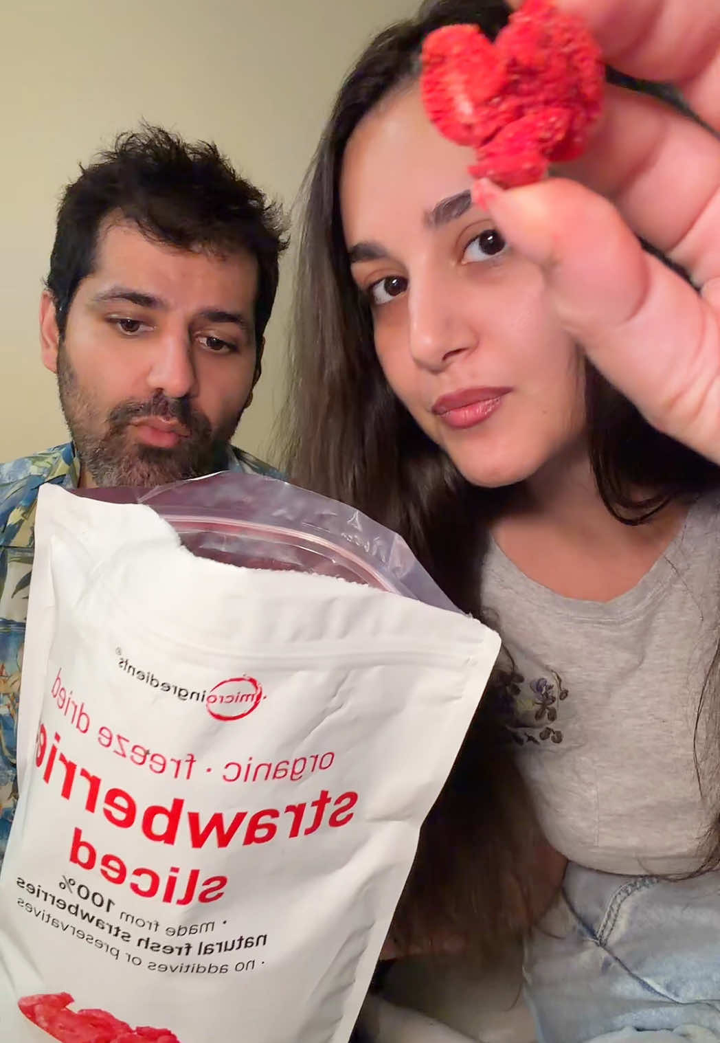 The best snack on tiktok, it’s healthy and delicious! Freeze dried strawberries by @Micro Ingredients ♥️🫶🏼🍓 #snacks #freezedried #crunchy #mukbang #viralsnacks 