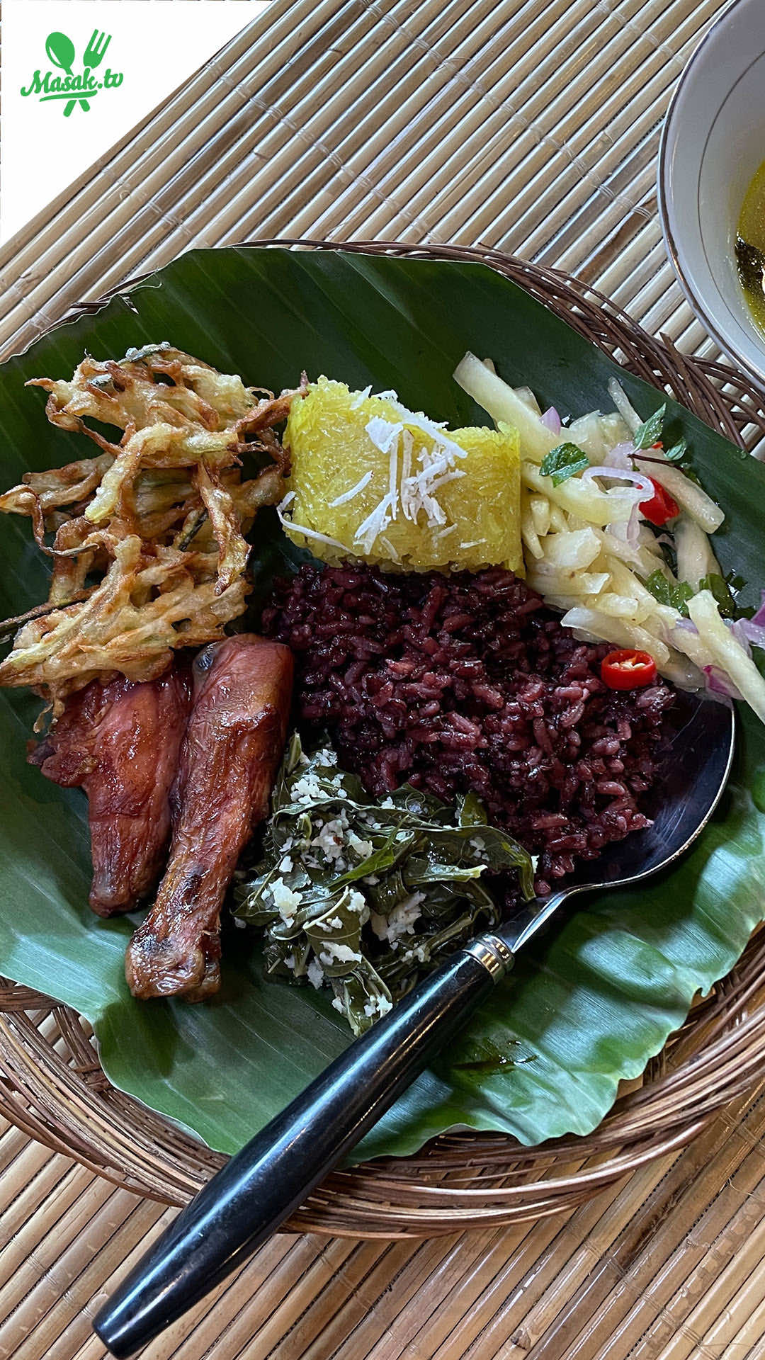 Ada satu tempat makan kuliner lokal sekaligus eco homestay yang harus banget dikunjungi kalau ke Labuan Bajo🥰🏞 Di Dapur Tara gak cuma tentang makanan, tapi juga tentang kelestarian dari budaya, pangan lokal, dan kekayaan alam. Sebagian besar bahan masakan diambil dari perkebunan yang ada di Dapur Tara🌿🌳 Menunya berganti-ganti sesuai dengan ketersediaan pangan yang ada. Beberapa hidangan yang kami cicipi saat berkunjung diantaranya ada Hang Kolo, Nasi hitam, Lomak, Lurun, Crispy Papaya/Bakwan pepaya, Smoked Chicken🍗, Sambal Nanas🍍, dan Kompiang🥧 Yuk mampir ke sini untuk menikmati kuliner Flores sekaligus turut serta melestarikan budaya💖 📍Lokasi: Dapur Tara Melo, Flores, Liang Ndara, Labuan Bajo, Manggarai Barat, Nusa Tenggara Timur #DapurTara #LabuanBajo #Flores #ManggaraiBarat #KulinerLabuanBajo 
