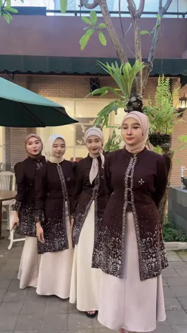 Gaya batik yang bikin kita makin stylish💃🏻🧏🏻‍♀️ #seragambatik #outfitkerja #outfitkondangan #batikindonesia #batikmodern 