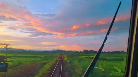 Bầu Trời Hôm Nay Đẹp Quá #bautroi #train #duongsatvietnam #railway #hoanghon 