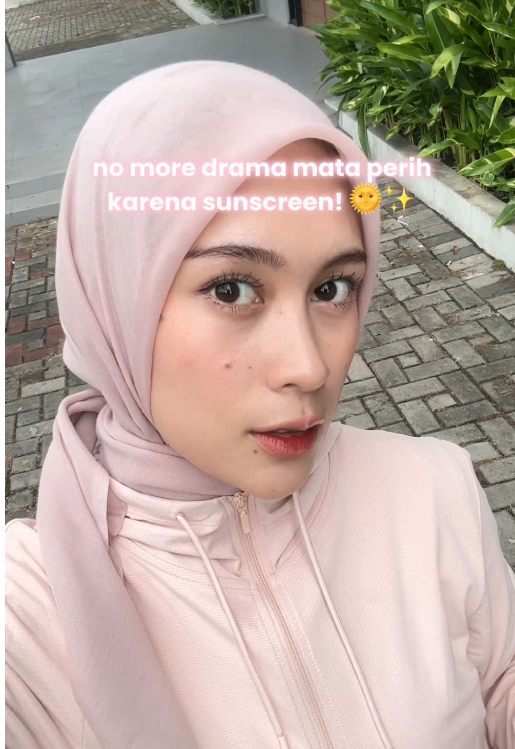sunscreen sweatproof andalan 🥹🤝🏻  #WardahSkincare #WardahUVShield #WardahSunscreen #WardahSunscreenOfTheYear #Sunscreenviral  