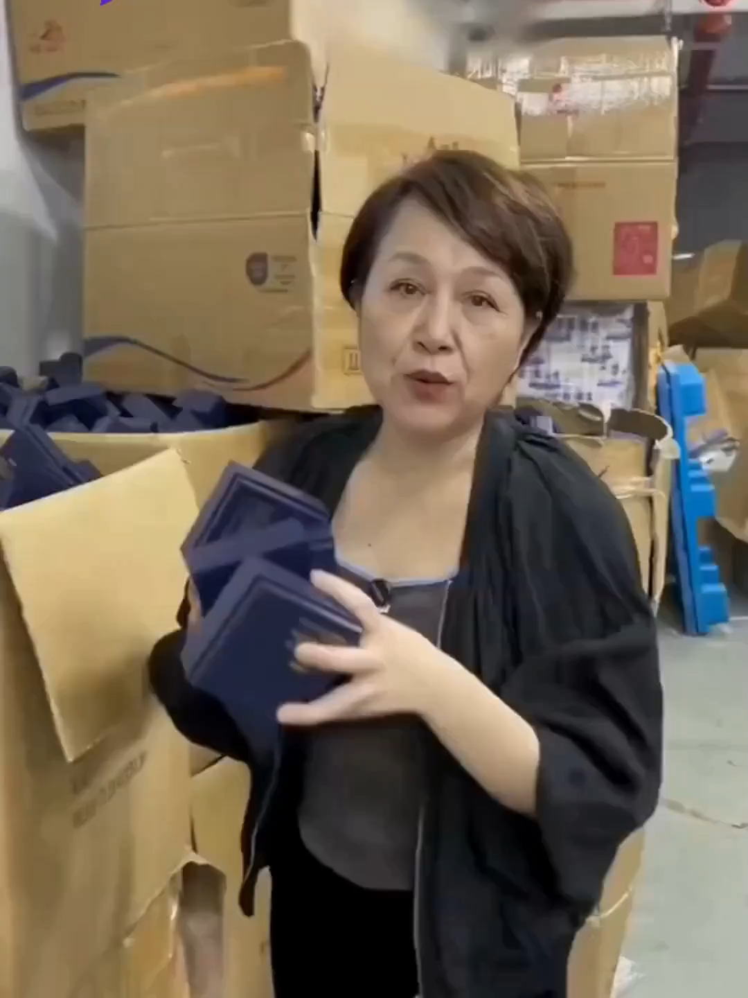 สร้อยคอลูกบลูน้อย สง่างาม เหมาะสำหรับทุกสไตล์ และเป็นสินค้าพิเศษฤดูหนาว - ฝน ค่ะ. เมื่อใส่บนนั้น จะดูเรียบง่ายและสูงคลาส! 🍁🎗️💎