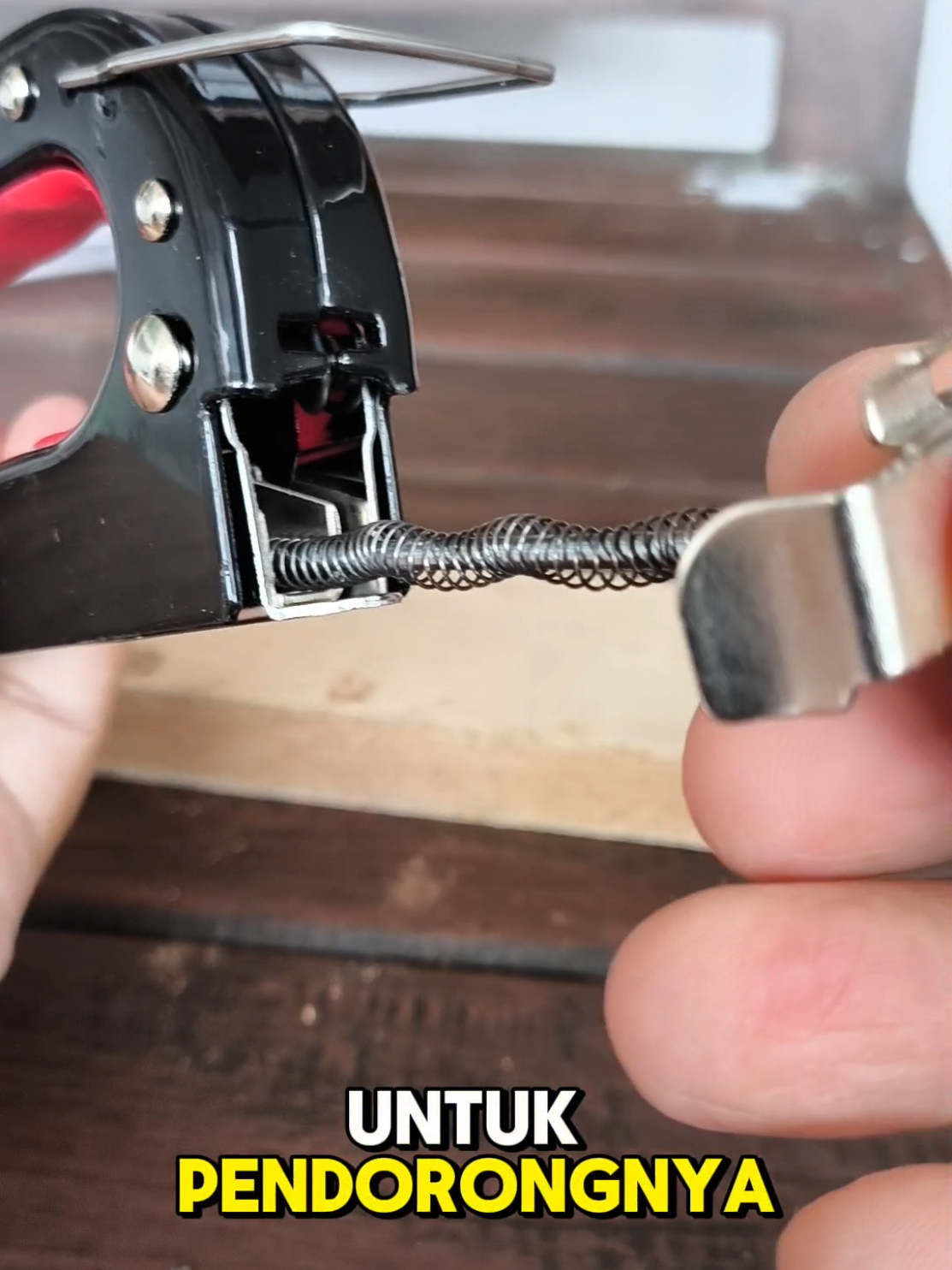 staples yang memiliki 3 buah refill bisa kalian dapetin di keranjang kiri bawah