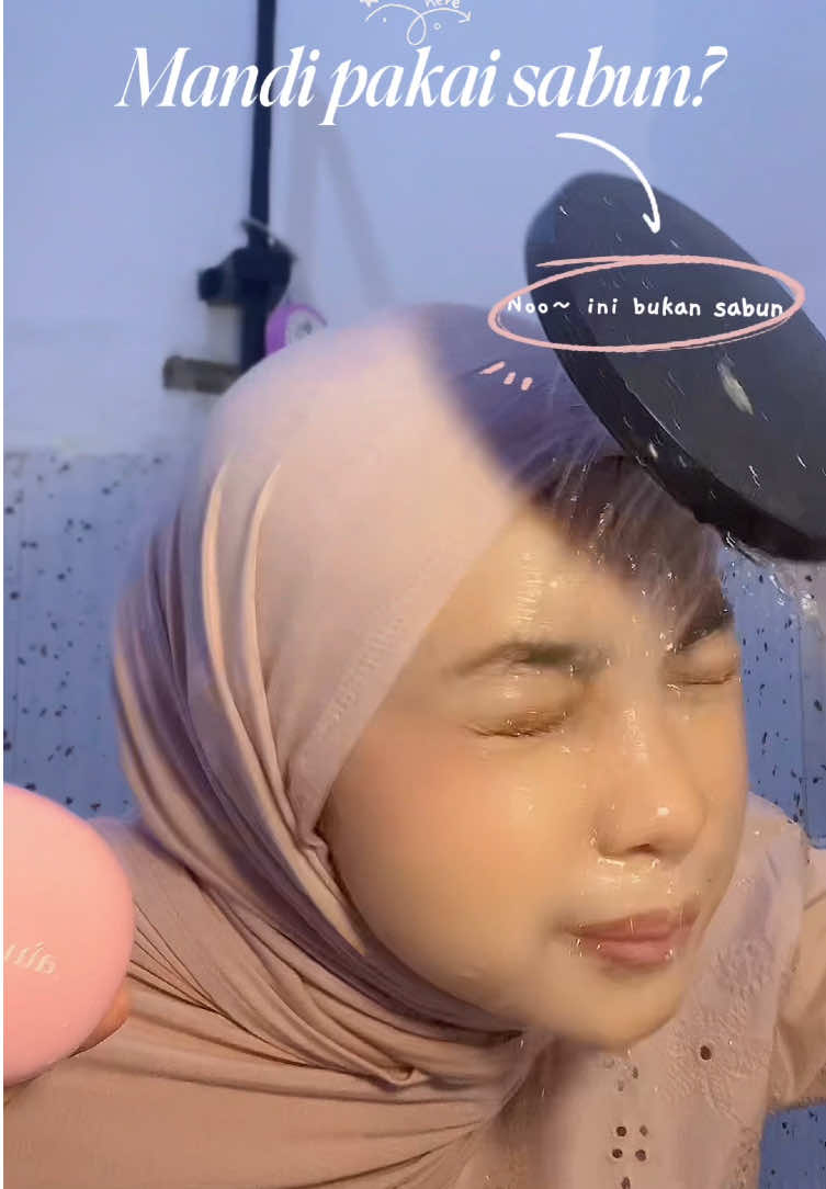 Makeup flawless tapi tetap ringan seharian? YES PLEASE 💖  ini beneran tahan lama no dramaaa! ✨ Coveragenya pas, hasilnya natural, dan yang paling penting — udah ada SPF-nya 🫶🏻 Cushion sekalian sunscreen? Gak perlu mikir dua kalli❗️ #TahanLamaNoDrama #AzarineSPFCushion #SunscreenCushion 