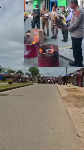 Tindakan BBKSDA Papua yang membakar atau memusnahkan 54 offset satwa awetan, termasuk burung Cenderawasih, perlu dikritisi secara serius. Karena meskipun dilakukan atas nama penegakan hukum lingkungan, cara pemusnahan dengan membakar satwa sakral Papua justru melukai hati masyarakat adat dan menimbulkan persoalan hukum serta moral. --- ⚖️ 1. Penegakan Hukum Tidak Boleh Bertentangan dengan Nilai Kemanusiaan dan Budaya Benar bahwa burung Cenderawasih dan satwa endemik Papua dilindungi oleh: UU Nomor 5 Tahun 1990 tentang Konservasi Sumber Daya Alam Hayati dan Ekosistemnya Permen LHK Nomor P.106/MENLHK/SETJEN/KUM.1/12/2018 Surat Edaran Gubernur Papua yang melarang penggunaan burung Cenderawasih asli sebagai aksesori budaya atau cendera mata Namun, UU tersebut tidak pernah memerintahkan agar satwa sitaan atau offset satwa dilindungi harus dibakar. Dalam konteks hukum konservasi, tindakan yang dibenarkan adalah: > Penyitaan dan penyelamatan barang bukti, serta penempatan satwa atau bagian-bagiannya di tempat aman untuk keperluan edukasi, penelitian, atau rehabilitasi oleh negara. Oleh karena itu, membakar offset satwa langka — termasuk Cenderawasih — bukan bentuk konservasi, melainkan tindakan penghancuran simbol alam dan budaya. --- 🪶 2. Burung Cenderawasih adalah Simbol Sakral, Bukan Sekadar Barang Bukti Bagi orang asli Papua dan masyarakat Melanesia, burung Cenderawasih adalah roh kehidupan, keindahan, dan keagungan leluhur. Pembakaran burung ini, meskipun sudah dalam bentuk awetan, tetap dianggap sebagai penodaan terhadap lambang spiritual orang Papua. Tindakan ini sama seperti membakar simbol adat dan kebanggaan bangsa. Seyogianya, negara justru menghormati nilai-nilai budaya dan spiritual sebagaimana diamanatkan oleh: > UU Nomor 5 Tahun 2017 tentang Pemajuan Kebudayaan, yang mewajibkan pemerintah untuk melindungi, mengembangkan, dan menghormati ekspresi budaya masyarakat adat. Maka, langkah membakar satwa sakral di depan umum bertentangan dengan semangat penghormatan budaya dan keadilan ekologis. --- 🧭 3. Solusi yang Bermartabat: Edukasi, Rehabilitasi, dan Museum Konservasi Papua Daripada dibakar, offset satwa awetan seharusnya: 1. Diserahkan ke lembaga pendidikan atau museum lokal, misalnya Museum Cenderawasih Papua atau pusat konservasi budaya dan alam, agar digunakan untuk edukasi masyarakat dan pelestarian nilai adat. 2. Dijadikan bukti visual dalam kampanye pelestarian, agar masyarakat sadar tentang pentingnya menjaga satwa endemik. 3. Dilestarikan secara ilmiah, bukan dimusnahkan, karena setiap bagian satwa langka punya nilai ekologis dan pengetahuan tinggi. Dengan demikian, tindakan konservasi tidak hanya menegakkan hukum, tetapi juga menghormati kehidupan dan martabat budaya Papua. --- 💬 Kesimpulan > Penegakan hukum lingkungan tidak boleh dilakukan dengan cara menghina nilai budaya dan spiritual masyarakat adat. Membakar burung Cenderawasih, meski dalam bentuk awetan, adalah tindakan yang melukai hati rakyat Papua dan bertentangan dengan semangat konservasi. Negara dan BBKSDA Papua seharusnya menempuh langkah edukatif dan manusiawi, bukan destruktif. Karena yang dibakar bukan hanya offset satwa, tetapi simbol kehidupan, martabat, dan roh bangsa Papua.