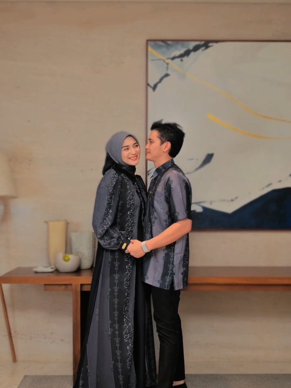 D&D Label: Dress up bareng pasangan? YES PLEASE! Makin seru, makin kompak, makin stylish bareng Saraswati Famset! 💕 Bungkus yang ini, Bungkus yang itu... akhirnya bungkus Sarimbit Saraswati juga buat Lebaran nanti 🛍️✨ Siap-siap kembaran manis bareng Kak Ciki & suami.😍 #sarimbit #sarimbitkeluarga #sarimbitlebaran #bajusarimbit #sarimbit2026 