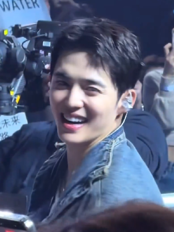 that smile when he turned around, so beautiful..🥹🤍  #scoups #seungcheol #seventeen #SEVENTEEN_NEW_IN_AUSTIN #fyp 