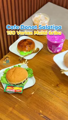 CAFE DONAT 150+ VARIAN DI SALATIGA  PINDAH LOKASI‼️🍩   Bukan brand baru tapi lokasi baru, cieee selamat @pawon_mertuo, si spesialis donat artisan yg baru aja pindah ke Klaseman🥹🫶🏻 Asli tempatnya nyaman poll, homey comfy, bikin betah lama2 nongkrong sini, apalagi duduk di indoor full AC bagian sofa, bezttt spot👏🏻 Ada area semi outdoor jg, wifi & colokan aman, wastafel + disediain sarung tangan plastik biar ga blepotan makan donatnya👍🏻👍🏻 Menu variatif, ada 150+ donat, dr yg  klasik, bomboloni, sampe 