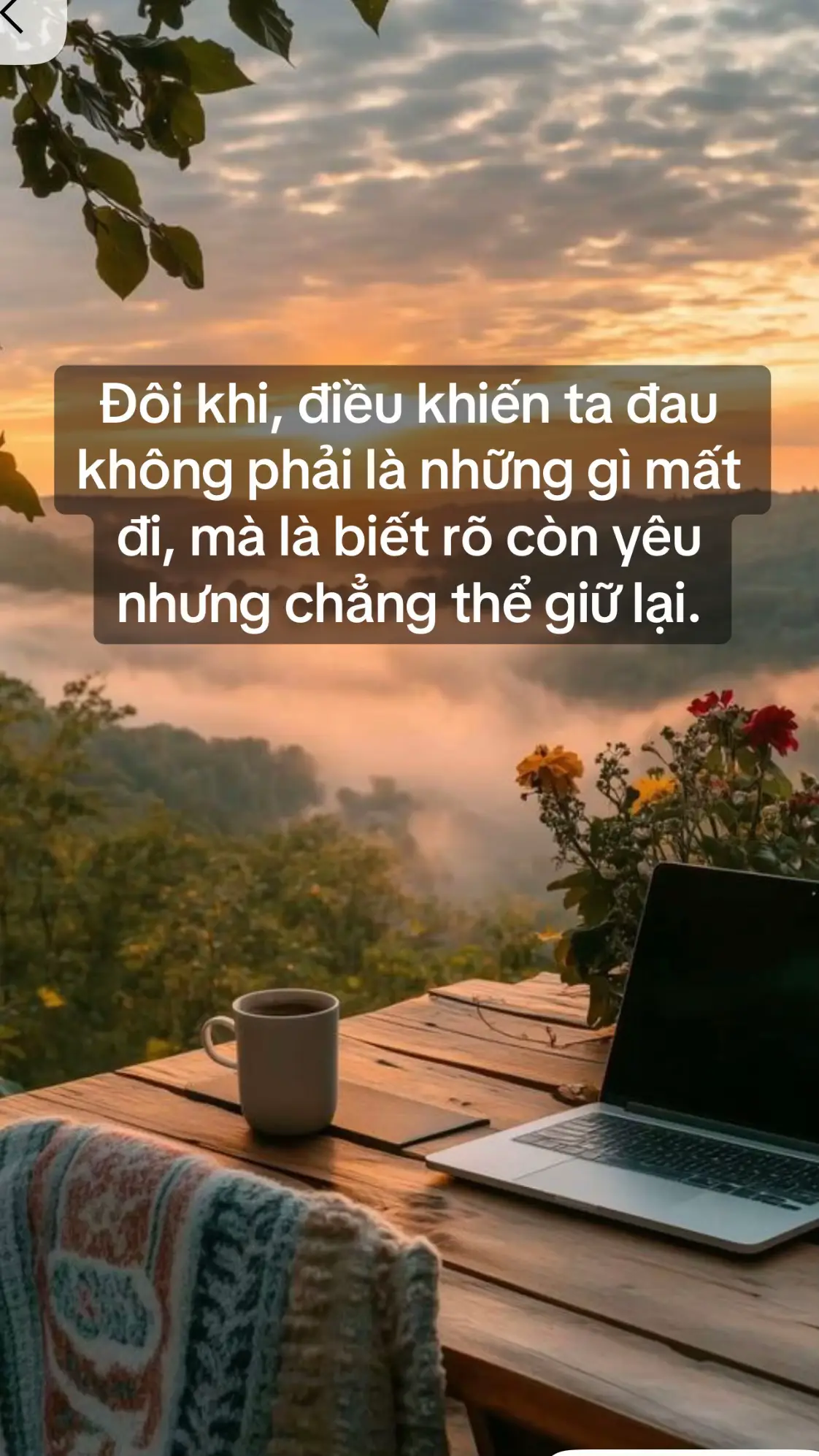 Mưa vẫn rơi, nhẹ mà dai dẳng, như nỗi đau chẳng chịu khép lại trong lòng . Có những ngày, ta tưởng mình đã đủ bình thản để đi qua, nhưng chỉ cần nghe tiếng mưa rơi ngoài hiên, mọi thứ lại ùa về - rõ đến mức tim như bị ai đó bóp chặt, rồi nhói lên. Ta đã  buông bỏ, đã tập bước đi, đã tự nhủ với lòng rằng “đủ rồi”. Nhưng chẳng ai dạy ta cách quên một người từng là cả thế giới. Cứ thế, ta sống cùng những ký ức, vừa muốn xóa đi, vừa sợ mất nó - như sợ mất một phần của chính mình. Có những đêm, trong tiếng mưa lẫn tiếng thở dài, ta vẫn thấy bóng hình ấy trở lại trong trí nhớ. Không còn trách, không còn giận, chỉ còn một vệt buồn sâu như con nước ròng - rút mãi vẫn để lại vết mặn. Người ta bảo, thời gian sẽ chữa lành. Nhưng có lẽ, với một vài vết thương, ta không cần lành nữa. Ta chỉ cần học cách sống cùng nó, như cách chấp nhận mưa - biết nó sẽ ướt, sẽ lạnh, nhưng vẫn cứ lặng im ngắm nhìn.  Bởi ở đâu đó trong nỗi đau ấy… ta hiểu- ta đã buông tay, nhưng trái tim vẫn chưa thể đặt xuống,vẫn còn một phần yêu thương chưa thể cắt  rời.🌺