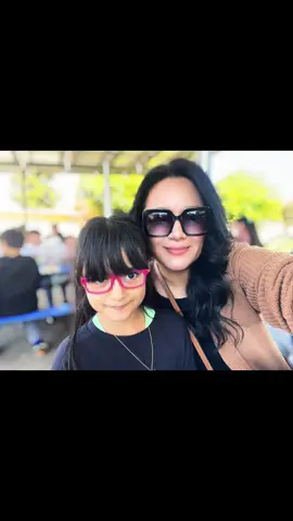 Agradecida de poder participar en las actividades de mis hijos. Hoy fue día de almuerzo en el césped, actividad de padres e hijos en la escuela de mi niña más pequeña. Ella me pidió #innout así que pude disfrutar junto a ella de un hermoso momento entre #madreehija Saluditos y bendición para todos. #lunchonthelawn #mydaughter 