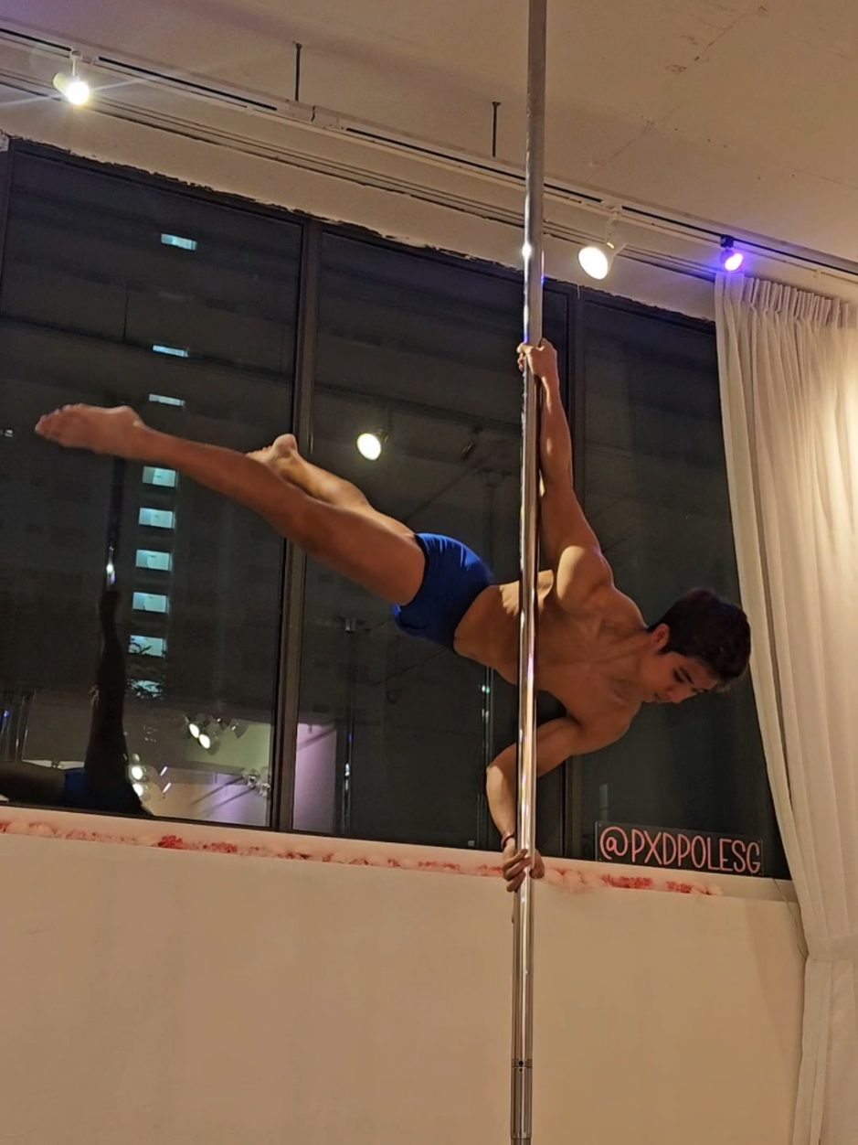 Late night flying 🌙 This could be you.. new term starts soon! Check out my studio PXD Pole Studio 💕 #poledancer #poledancing #callisthenics 