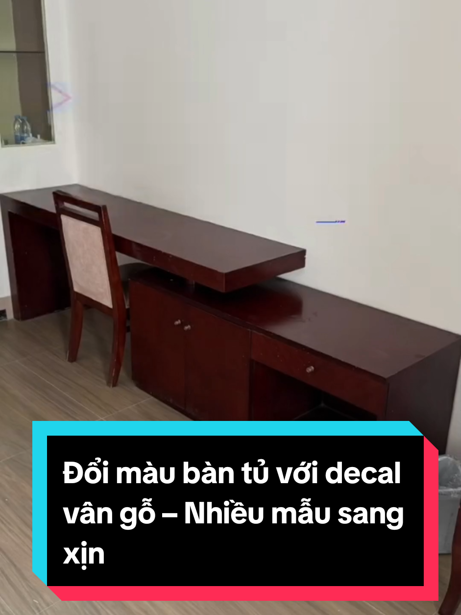 Tủ, bàn cũ xuống màu? Dán ngay decal vân gỗ – đổi diện mạo liền tay! Tự dán dễ, bền đẹp, lau chùi thoải mái 💪 Nhiều mẫu vân gỗ cực xịn – ib shop tư vấn nha 🪵 #decalvangodep #trangtrinoithat #decalnoithat #decalhome #doimaunoithat 