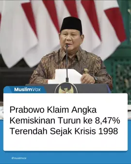 Presiden Prabowo Subianto menyampaikan dalam sidang kabinet paripurna satu tahun pemerintahan di Istana Negara, Jakarta, bahwa angka pengangguran terbuka (TPT) dan angka kemiskinan di Indonesia telah mencapai titik yang sangat rendah dalam sejarah modern. Menurut Prabowo, TPT di Indonesia saat ini berada di angka 4,67 persen, “terendah sejak krisis moneter 1998 (krismon)”. Ia menegaskan bahwa meski angka tersebut sudah membaik, pemerintah tidak boleh cepat puas. Sebab, 4,67 persen dari populasi sebesar kira-kira 287 juta orang tetaplah jumlah yang signifikan — bagi mereka yang belum bekerja, kondisi ini tetap menjadi beban nyata.Selain pengangguran, Prabowo juga menyampaikan bahwa angka kemiskinan berhasil diturunkan ke 8,47 persen, dan menurut catatan para pakar yang ia terima, angka tersebut adalah “terendah sepanjang sejarah” Indonesia.Ia menyampaikan rasa syukur atas capaian ini, namun mengingatkan kembali bahwa pencapaian itu bukanlah akhir dari pekerjaan besar pemerintah. Lebih lanjut, Prabowo memberikan apresiasi kepada jajaran pemerintahan yang bekerja “tanpa mengenal tanggal merah atau liburan”, menyebut bahwa banyak menteri yang menerima telepon malam atau pagi dari dirinya untuk urusan kenegaraan. Ia juga menyampaikan permohonan maaf kepada keluarga para menteri karena sering terganggu oleh tugas negara yang menuntut ekstra waktu dan perhatian. Prabowo menutup dengan pernyataan bahwa dirinya “boleh berdiri di depan rakyat dengan rasa penuh kehormatan dan kepercayaan diri”, karena hasil kerja keras kabinet dalam satu tahun terakhir telah “membuahkan hal-hal yang dirasakan oleh rakyat”. ——- Source: Merdeka.com 👀 Follow @muslimvox for more info! #Muslimvox #VoxOfMuslim