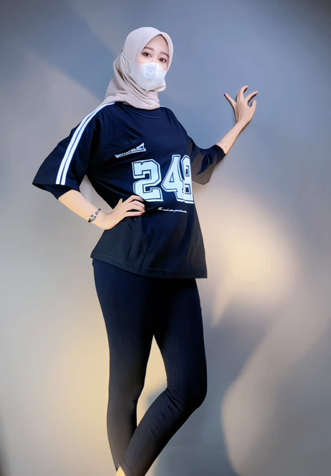 Kaos oversize kece nih beb #kaoswanita #rekomendasi #hijabstyle #outfit #OOTD 