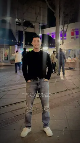 Mọi người thường nói tuổi đôi mươi là độ tuổi đẹp nhất của mỗi người. Nhưng thật ra, đó cũng chính là giai đoạn bấp bênh nhất, độ tuổi của sự chênh vênh. Khi mà ta mang trong mình khát vọng lớn lao, nhưng cũng đối diện với vô vàn cầu hỏi chưa có lời đáp. Khao khát được khăng định bản thân, nhưng lại lạc lỗi giữa ngã ba đường. Tuổi đôi mươi là những ngày rực rỡ của nhiệt huyết và giấc mộng, nhưng cũng là những đêm dài trần trọc với nỗi lo không tên về tương lai, về con đường mình đáng đi.#virral #hot #trending 