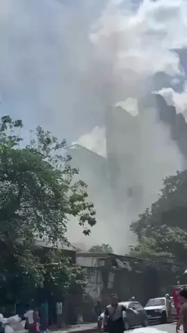 PANOORIN: Sunog, sumiklab sa compound ng DPWH sa Quezon City ngayong araw, Oktubre 22, 2025. Itinaas na ito sa ikatlong alarma. | via Allan Gatus, DZBB/GMA Integrated News Courtesy: YouScooper Rendiel Sotrina Sujede  #gmanews
