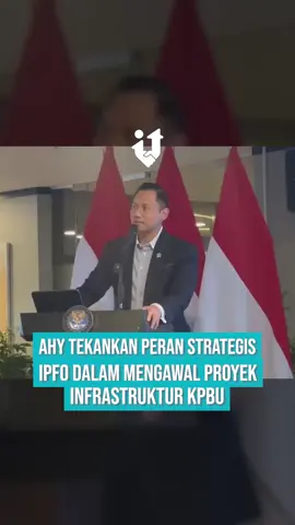 Menteri Koordinator (Menko) Bidang Infrastruktur dan Pembangunan Kewilayahan (IPK), Agus Harimurti Yudhoyono (AHY) meresmikan Infrastructure Project Facilitation Office (IPFO) di bawah Kemenko IPK sebagai langkah memperkuat kemitraan antara pemerintah, investor, dan mitra pembangunan untuk menggeber proyek infrastruktur nasional. Kebutuhan investasi infrastruktur periode 2025–2029 mencapai lebih Rp 10.300 triliun. Menko AHY menyebut, IPFO lahir dari hasil International Conference on Infrastructure (ICI) yang digelar pada Juni 2025. Dalam konferensi tersebut, pemerintah meluncurkan Project Catalog 2025 yang menampilkan 46 proyek strategis di sektor transportasi, energi, air, pengelolaan limbah, perumahan, dan kota cerdas. Menurutnya, IPFO akan menjadi platform koordinasi terpadu yang membantu investor, pemilik proyek, dan pemerintah daerah dalam menyelaraskan prioritas, menavigasi prosedur, serta mempercepat pelaksanaan proyek.   📹: Investortrust/ Rizqi Putra Satria #ahy #ipfo #infrastruktur #investasi #investortrust  