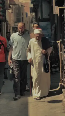 Syeikh Abdul Aziz Syahawi (atau Asy-Syahawi/Al-Shahawi) merupakan seorang ulama besar dan tokoh penting dalam dunia keilmuan Islam kontemporari, khususnya dalam Mazhab Syafi'i. ​Beliau terkenal dengan ciri-ciri berikut: ​1. Guru Besar Mazhab Syafi'i (Al-Azhar, Mesir) ​Beliau diiktiraf sebagai guru besar (maha guru) dan salah satu autoriti tertinggi dalam Fiqh Mazhab Syafi'i di Mesir pada masa kini. ​Sanad (rantaian guru) keilmuan beliau dalam Mazhab Syafi'i bersambung sehingga kepada ulama-ulama besar seperti Syekh Ibrahim Al-Bajuri, Syekh Abdullah As-Syarqawi, dan akhirnya kepada Imam Asy-Syafi'i sendiri. ​Beliau aktif mengajar pelbagai kitab utama Mazhab Syafi'i di Masjid Al-Azhar, seperti Fathul Qarib, Al-Iqna', dan Tuhfatut Thullab. ​2. Kehebatan Hafalan (Memori) ​Syeikh Abdul Aziz Syahawi masyhur kerana kekuatan hafalannya yang luar biasa (hafalan kuat). ​Beliau dilaporkan menghafal seluruh Al-Quran seawal usia 8 atau 9 tahun dan juga menguasai Qira'ah Sab'ah (Tujuh Jenis Bacaan Al-Quran) pada usia 13 tahun. ​Beliau mampu mengajar matan (teks asal) hadis, fiqh, dan disiplin ilmu lain seperti Alfiyyah Ibnu Malik, serta dilaporkan menghafal sekitar 21,000 bait (rangkap) syair dalam pelbagai bidang ilmu. ​3. Latar Belakang dan Keturunan ​Nama Penuh: Abdul Aziz bin Ahmad bin Rizq As-Syahawi Al-Husaini. ​Keturunan (Sayyid): Beliau adalah seorang Sayyid, iaitu mempunyai jalur keturunan (dzuriyah) yang bersambung kepada Nabi Muhammad \text{ﷺ} melalui Sayyidina Husain bin Ali (R.A.). ​Lahir: 5 Mei 1945 Masihi (22 Jumadil Ula 1364 Hijriyah) di Desa Nimrat el-Bashal, Provinsi Gharbiyah, Mesir. ​Guru Utama: Beliau berguru dan bermulazamah (menuntut ilmu secara intensif) selama bertahun-tahun dengan bapa saudaranya, Syekh Abdul Hamid Al-Syihawi. ​4. Aktiviti Dakwah Antarabangsa ​Beliau sering melakukan safari dakwah, daurah ilmiyah (kursus keilmuan), dan majlis Ijazah Kubro/Ammah (pemberian sanad) ke pelbagai negara, terutamanya di Asia Tenggara seperti Indonesia, di mana beliau sangat dihormati oleh institusi-institusi pendidikan Islam dan badan-badan ulama. ​Secara ringkasnya, beliau adalah ulama rujukan utama Al-Azhar dalam Fiqh Syafi'i yang menguasai ilmu secara mendalam dan mengalirkan sanad keilmuan kepada pelajar dari seluruh dunia. #syeikhabdulazizasysyahawi #alazharasyarif #shafie #fyp #bismillahfyp 