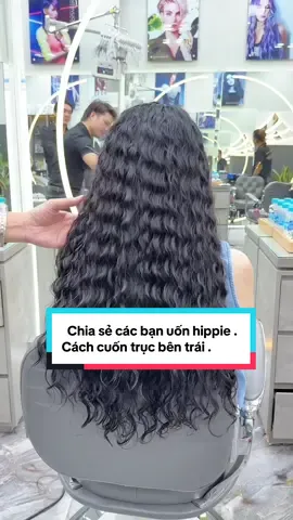 Trả lời @ltuoi110  Chia sẻ các bạn uốn hippie . Cách cuốn trục bên trái . #kdattocdepbinhtan #uontocdepbinhtan #Noitocdepbinhtan #Duoitocdepbinhtan #nhuomtocdepbinhtan 