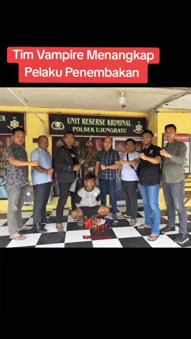 LAGI-LAGI TIM VAMPIRE RESKRIM POLSEK UJUNGBATU BERAKSI! DENGAN MENOREH HASIL MELAKUKAN PENANGKAPAN. Pelaku Penemb*k*n DS Akhirnya Dibekuk! Ujungbatu — Tim Vampire Unit Reskrim Polsek Ujungbatu kembali menunjukkan taringnya! Tersangka JA, pelaku penemb*k*n menggunakan senapan angin yang menyebabkan korban DS luka di bagian dada, akhirnya berhasil ditangkap tanpa perlawanan. Kejadian penemb*k*n terjadi pada: Minggu, 24 Agustus 2025 Lokasi: Rumah orang tua pelaku Setelah sempat buron, JA berhasil diamankan pada Rabu, 22 Oktober 2025 sekitar pukul 10.00 WIB di Jalan Lingkar Desa Sukadamai, Kecamatan Ujungbatu. Kini, tersangka telah diamankan di Mapolsek Ujungbatu untuk menjalani proses hukum lebih lanjut. DetakPatriaNews akan terus memantau perkembangan kasus ini hingga tuntas! Bagaimana menurut kalian? Apakah penggunaan senapan angin sudah terlalu bebas dan membahayakan warga? Tulis pendapat kalian di kolom komentar! #InfoRohul #DetakPatriaNews #TimVampireUjungbatu #PolsekUjungbatu #PenembakanSenapanAngin            