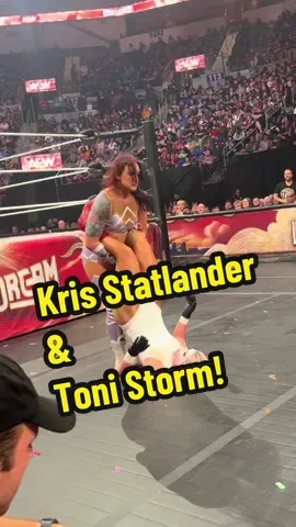 Some ringside action between #krisstatlander and #tonistorm on #aew #aewwrestledream #womenswrestling 