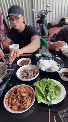 Cơm trưa ở trại , hai giỏ hàng chính @BaoStingShop2 @Trại Gà Bảo Sting và kênh live @Bà Tuyết Trong Truyền Thuyết  anh em tránh kênh giả nha