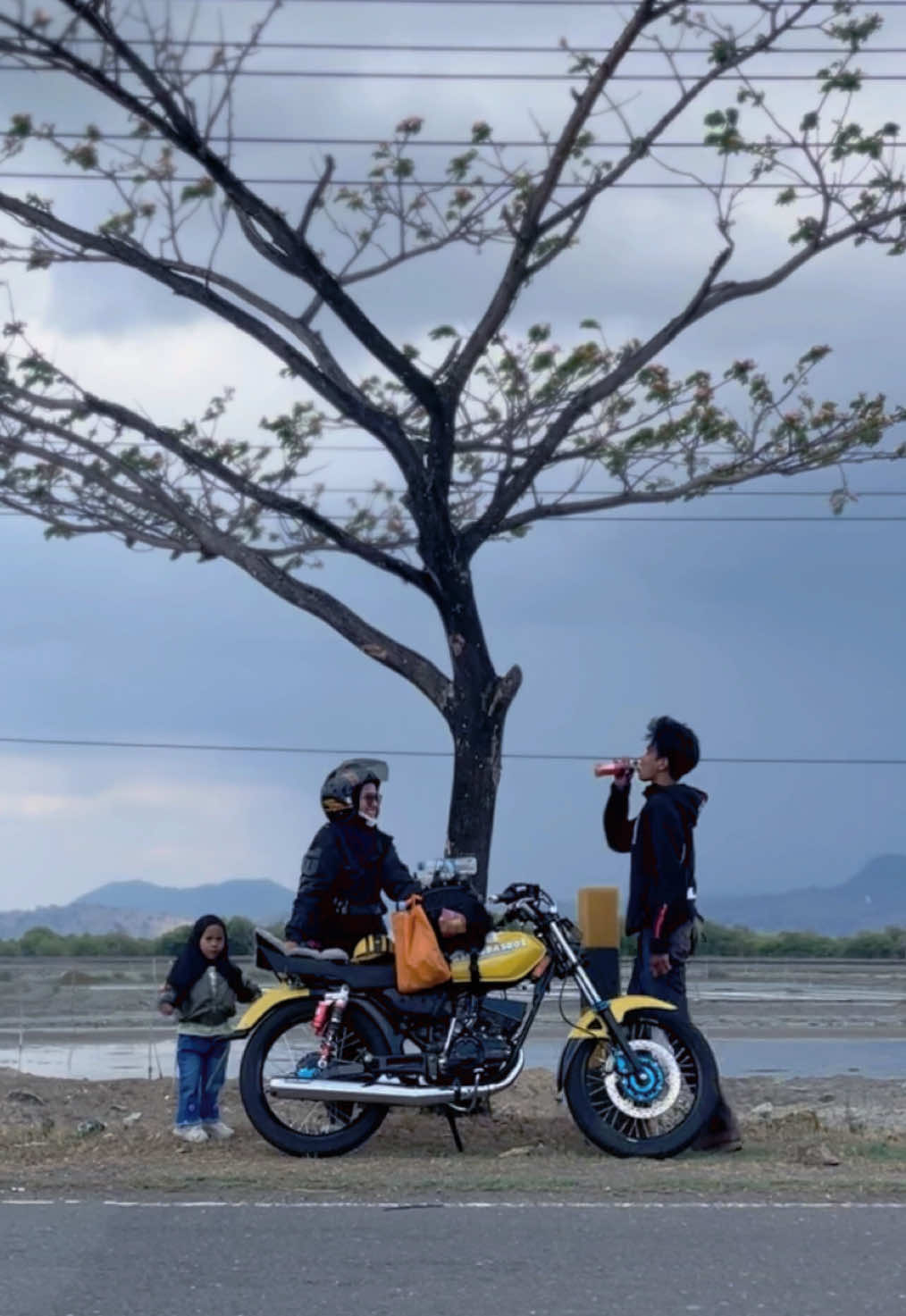 Cara menikmati perjalanan,bergerak mengikuti arah angin 😁🌤️💨 @Brutall jaket #rxking #2stroke #rxspesial 