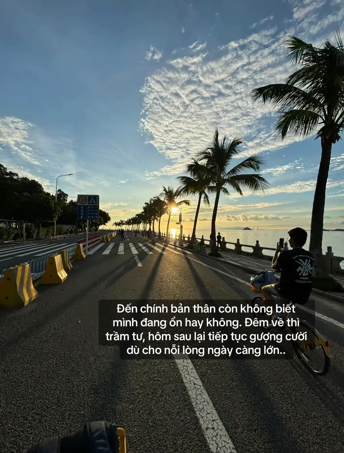 Đến chính bản thân còn không biết mình đang ổn hay không. Đêm về thì trầm tư, hôm sau lại tiếp tục gượng cười dù cho nỗi lòng ngày càng lớn..#stthaymoingay #xuhuongtiktokk 