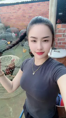 Phần 4 : mukbang ăn sáng của cô bán gà 