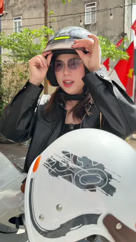 Mũ bảo hiểm thiết kế kính ẩn.  Chịu lực chống va đập tốt