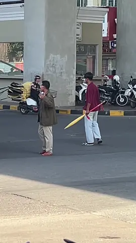 គាត់ជាអ្នកណា😎