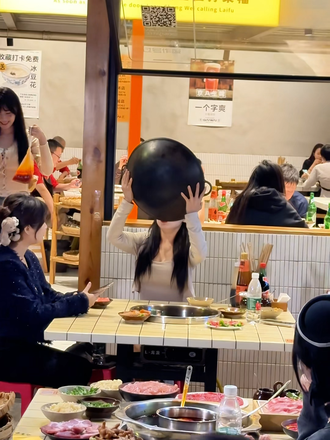 คุณรู้ไหมว่าฉงชิ่งมันเกินไปขนาดไหน？ ตามกล้องของฉัน มาชมด้วยกันเลยค่ะ！ #ฉงชิ่ง #เมืองมหัศจรรย์ #ท่องเที่ยวฉงชิ่ง #หม้อไฟฉงชิ่ง #หงหยาต้ง #รถไฟหลีจือป้า #ผจญภัยเมืองภูเขา #เมืองแปลกของจีน