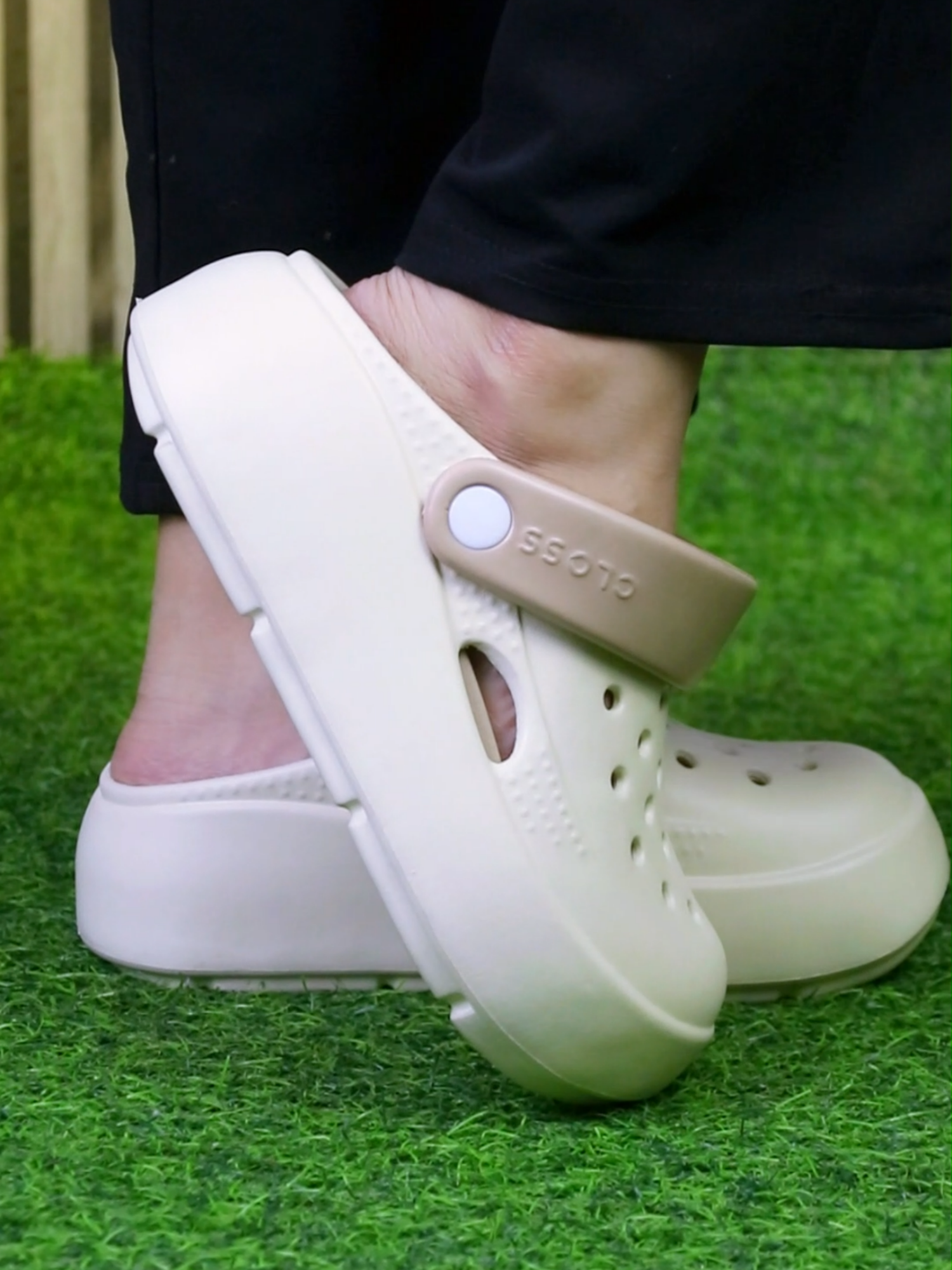 Step up your style AND your height 💁‍♀️✨ These thick-soled clogs are giving comfort + chic — outdoor-ready, fashionista-approved 💅 #NewArrival  #TikTokFashion #HeightBoost #FallFits #FashionistaFinds #fyp #CLOSSPH #ShopNow