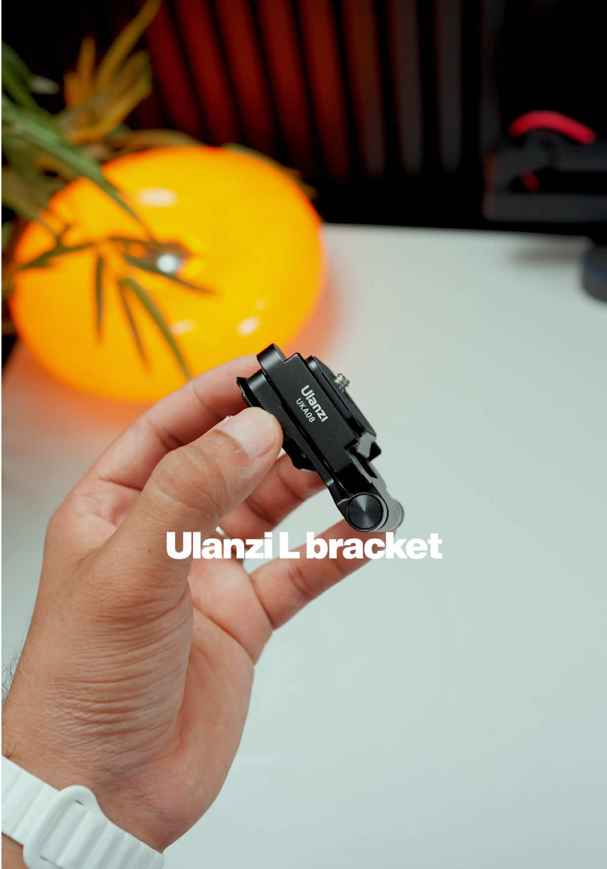 El accesorio mas útil para grabar contenido con tu camara para redes 🫵🏻 L Bracket Recuerda usar el codigo “DZH7597” en la app de temu para obtener un descuento extra. T&Cs aplican. 🎁  Tambien te dejo el link de este producto en mi bio. 🔗  #temu #tecnovickz #lbracket #temshoptemu #temufinds 