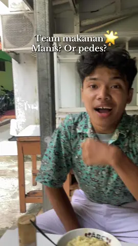 Team makanan pedes or manis? Jujur aku dua' nya si🌟🙂‍↕️🙏🏻 Biar samaan+ dapet feel pedesnya, boncabe Level 30 Andalannya!🤯🫵🏻 @officialboncabe @alfamart #fyp #sekolah #sma #makanan #boncabe 