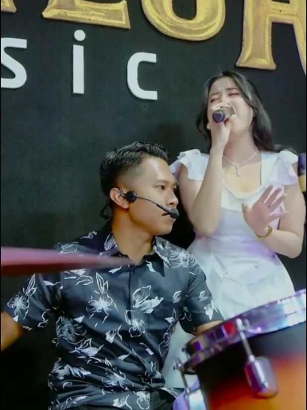 🎶 Judul Lagu: CINTA DARI SEBERANG Vocal: @intanaafifah_ ft @farizkendang  Sudah tayang Di Ytc MAHESA Official. . Orkes Dangdut : Mahesa Music Audio : Mahesa Music Video Produksi : 19 Video Production . #cintadariseberang #intanafifah #farizkendang #mahesamusic #mahesamusicofficial @19_video_production 