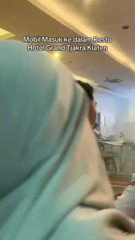 viral Mobil dari parkiran depan masuk ke restoran dalam Hotel Grand Tjakra Klaten, yang tau info & kronologi lebih lanjut mohon di tambahkan...  .  📽: WAG #kejadianklaten #grandtjakraklaten #klaten24jam #klaten 