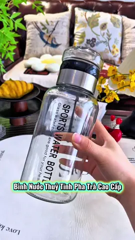 Từ khi có chiếc bình dung tích lớn này, tôi có thể uống 8 cốc nước mỗi ngày rất tiện lợi khi pha trà. Cốc cũng rất kín, ngay cả khi úp ngược cũng không bị rò rỉ!! #thietthuc #binhthuytinhcaocap #binhthuytinhphatra #binhthuytinhthethao #jizonguyen 