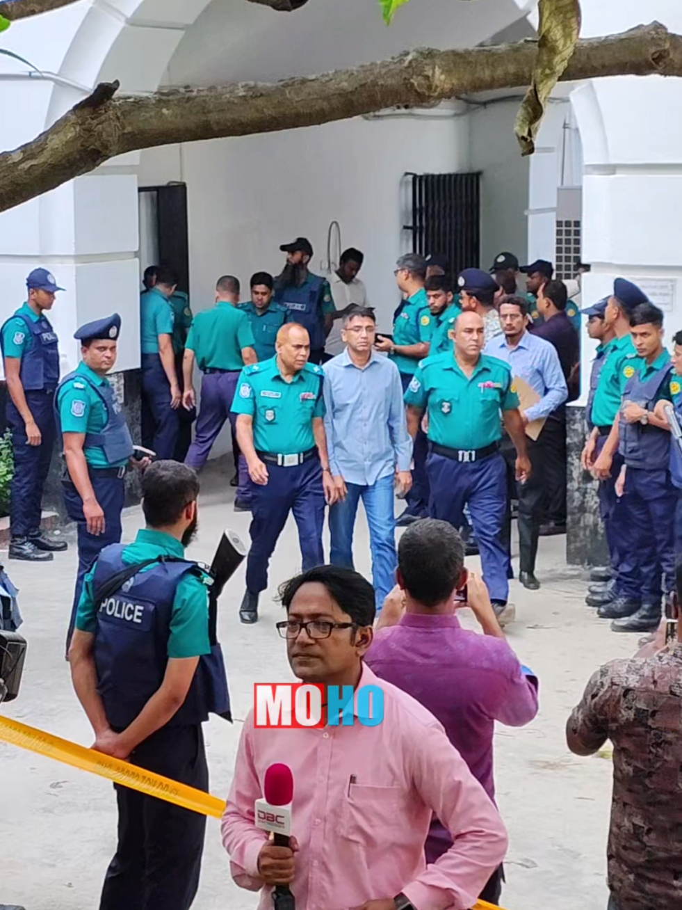জুলাইয়ের তিন মামলায় কারাগারে গেল ১৫ সেনা কর্মর্কতা, নেওয়া হলো শীতাতপ নিয়ন্ত্রিত প্রিজন ভ্যানে করে....  #DHAKA #july36 #Tribunal #MOHO
