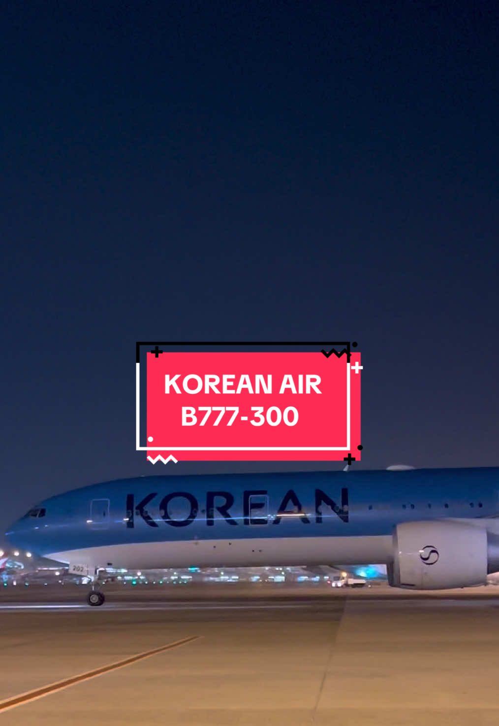 Korean Air’s got a new look! 👀 HL8202 is the first 777-300ER to show off the refreshed ‘KOREAN’ Livery. Yay or nay for the new style? 💭 #koreanair #koreanairlines #soekarnohatta #xzyabc #storytime 