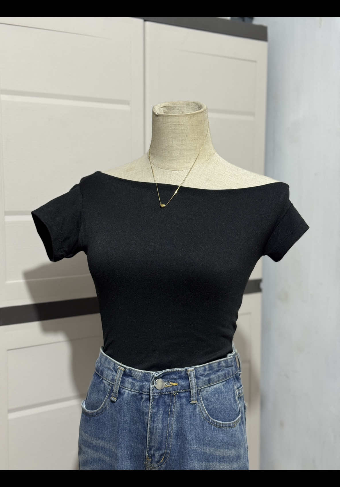 assymetric top + jeans never disappoints #outfitideas #assymetricaltops #topforwomen 